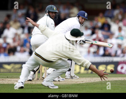 L'inglese Steve Harmison ha colpito una palla passare il sudafricano Jacques Kallis durante il quarto test al ovale di Londra. Foto Stock