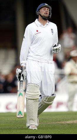 Steve Harmison in Inghilterra è lasciato su 49 corse mentre Monty Panesar è esaurito durante il quarto test all'Oval di Londra. Foto Stock