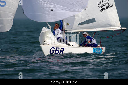 L'equipaggio britannico Yngling, Sarah Ayton al timone, Sarah Webb e Pippa Wilson (preedeck) durante il primo giorno di corse a Qingdao durante i Giochi Olimpici di Pechino. Foto Stock