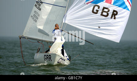 L'equipaggio britannico Yngling, Sarah Ayton al timone, Sarah Webb e Pippa Wilson (preedeck) durante il primo giorno di corse a Qingdao durante i Giochi Olimpici di Pechino. Foto Stock