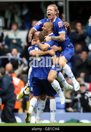 Calcio - Coca-Cola Football League Championship - Birmingham City / Sheffield United - St Andrew's Stadium. Kevin Phillips di Birmingham City festeggia il raggiungimento del traguardo con i suoi compagni di squadra Foto Stock