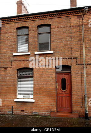 Una vista generale di una casa a Egeria, Belfast meridionale, dove un proprietario ha posto un cartello che pubblicava una proprietà, dicendo "questa proprietà non è disponibile per gli stranieri". Il segnale è stato sostituito prima di scattare la foto. Foto Stock