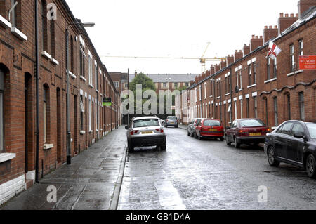 Una vista generale della strada a Egeria, Belfast meridionale, dove un proprietario ha posto un cartello nella finestra che pubblicava una proprietà, dicendo "questa proprietà non è disponibile per gli stranieri". Foto Stock