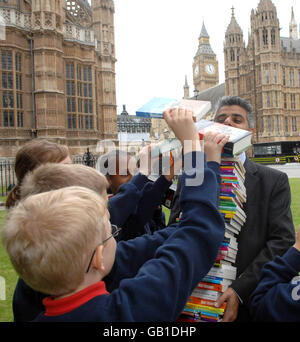 MP for Tooting Sadiq Khan si unisce ai bambini della Wandsworth Primary School quando arrivano alla House of Commons di Londra, con i suggerimenti dei bambini su ciò che i parlamentari dovrebbero leggere durante la pausa estiva per celebrare l'anno nazionale della lettura. Foto Stock