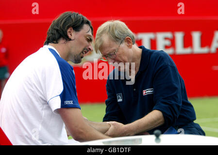 Tennis - Campionati Stella Artois - Goran Ivanisevic v Jan Vacek. Goran Ivanisevic riceve il trattamento per una ferita Foto Stock