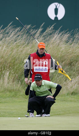 Il Padraig Harrington, della Repubblica d'Irlanda, si è formato un putt al 18° turno durante il secondo dell'Open Championship al Royal Birkdale Golf Club di Southport. Foto Stock