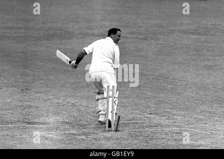 Cricket - Campionati della contea - Kent County Cricket Club. Godfrey Evans in azione per Kent Foto Stock