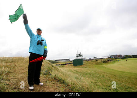 Una bandiera di marshall soffia in alto i venti durante la terza gara dell'Open Championship al Royal Birkdale Golf Club, Southport. Foto Stock