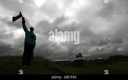 Una bandiera di marshall soffia in alto i venti durante la terza gara dell'Open Championship al Royal Birkdale Golf Club, Southport. Foto Stock