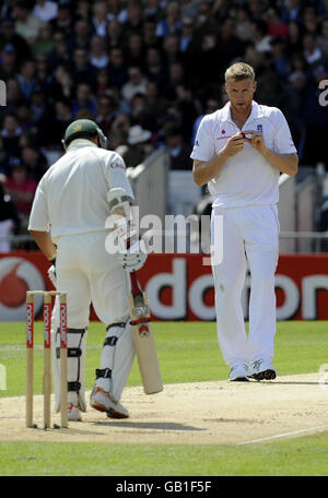 Andrew Flintoff in Inghilterra guarda l'Ashwell Prince del Sud Africa durante la seconda partita di test Npower all'Headingley Cricket Ground di Leeds. Foto Stock