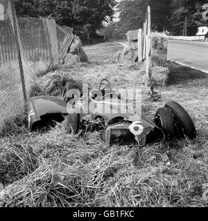 Una Lotus-Ford, guidata da Alan Rees, si trova lacerata e martoriata accanto al circuito di corsa al Crystal Palace di South London. Il conducente non è stato ferito. Ha partecipato alla gara del Trofeo di settembre per le vetture di Formula Junior, organizzata dal British Automobile Racing Club. Foto Stock