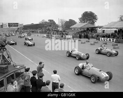 L'inizio del Gran Premio di Gran Bretagna a Silverstone. No.12 Froilan Gonzalez (ARG) nella sua Ferrari 375 alla fine avrebbe vinto l'evento, il primo per il costruttore in un campionato del mondo Grand Prix Foto Stock