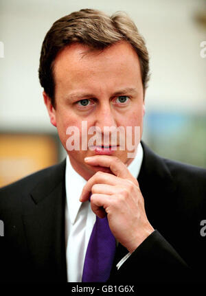 Il leader conservatore David Cameron durante una visita allo Scania Training Center, Loughborough, per incontrare gli apprendisti prima del lancio del Libro verde sulle competenze mercoledì. Foto Stock