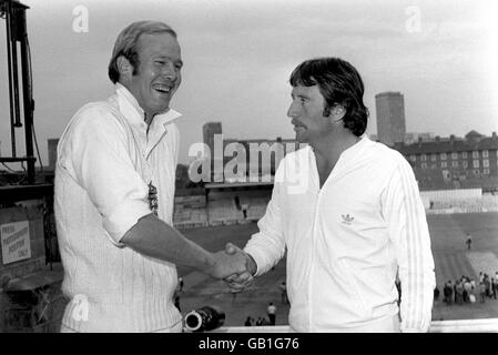 (L-R) il capitano d'Inghilterra Tony Greig si congratula con il capitano australiano Ian Chappell sulla guida della sua squadra ad una vittoria 1-0 nel Quattro serie di Ashes Match Foto Stock