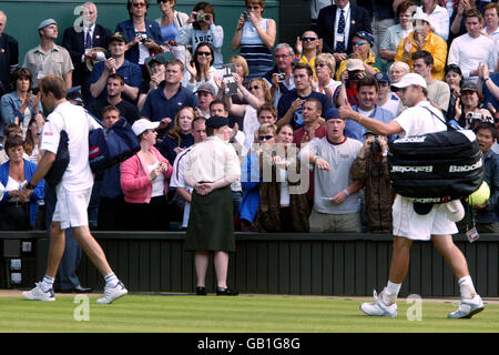 Tennis - Wimbledon 2003 - UOMINI 2. Round - Greg Rusedski v Andy Roddick Foto Stock