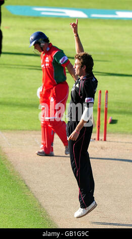 Durhams Liam Plunkett prende il wicket di Glamourgans Richard Grant prima palla durante la partita finale Twenty20 Quarter a Riverside, Chester-le-Street, Durham. Foto Stock