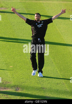 Steve Harmison di Durham celebra il wicket di Mark Wallace di Glamorgan durante la partita finale del Twenty20 Quarter a Riverside, Chester-le-Street, Durham. Foto Stock