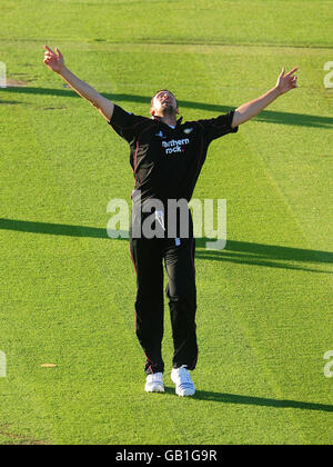 Steve Harmison di Durham celebra il wicket di Mark Wallace di Glamorgan durante la partita finale del Twenty20 Quarter a Riverside, Chester-le-Street, Durham. Foto Stock