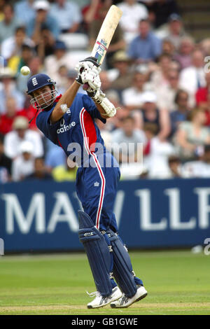 Cricket - la sfida NatWest - Inghilterra / Pakistan. Michael Vaughan in azione Foto Stock