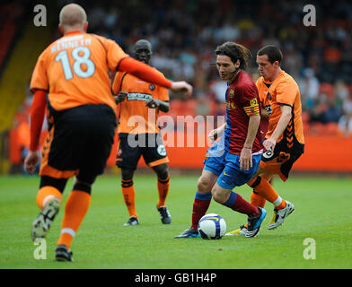 Lionel messi di Barcellona (seconda a sinistra) sfida Danny Swanson di Dundee United durante il periodo pre-stagionale amichevole al Tannadice Park di Dundee. Foto Stock