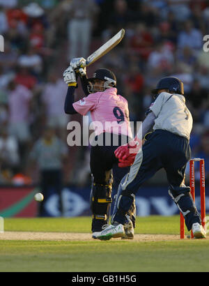 Owais Shah di Middlesex Crusaders durante la finale della Twenty20 Cup al Rose Bowl di Southampton. Foto Stock