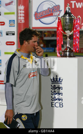 Il capitano di Kent Spitfires Robert Key supera la coppa dopo aver perso durante la finale della Twenty20 Cup al Rose Bowl di Southampton. Foto Stock