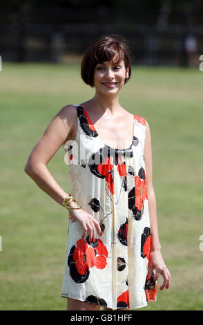 La cantante Natalie Imbruglia arriva al Torneo Internazionale di Polo Cartier al Guards Polo Club nel Great Park di Windsor, Berkshire. Foto Stock