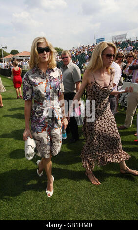 Rosamund Pike (a sinistra) con una donna non identificata al Torneo di Polo Internazionale di Cartier al Guards Polo Club nel Great Park di Windsor, Berkshire. Foto Stock