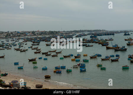 Tradizionali barche da pesca, Mui Ne, Vietnam. Foto Stock