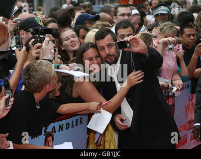 Adam Sandler si pone con i fan sul tappeto rosso alla prima irlandese di 'You Do't Mess with the Zohan' al Savoy Cinema di Dublino. Foto Stock