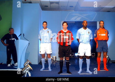 l-r; il manager di Manchester City Kevin Keegan guarda i suoi giocatori Michael Tarnat, Robbie Fowler, Nicolas Anelka e David Seaman mentre svelano la nuova divisa Foto Stock