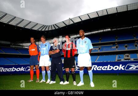 l-r; David Seaman di Manchester City, Michael Tarnat, manager Kevin Keegan, Robbie Fowler e Nicolas Anelka svelano la nuova divisa Foto Stock