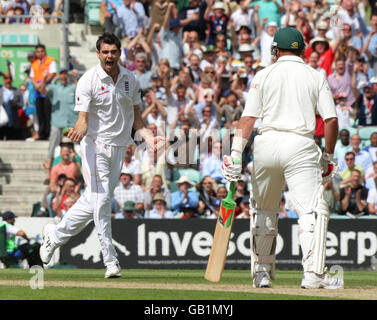 James Anderson, in Inghilterra, festeggia il lancio di Jacques Kallis, sudafricano, durante il quarto test all'Oval di Londra. Foto Stock