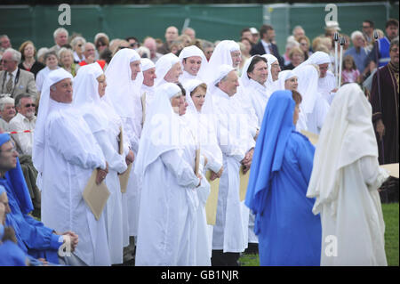 L'attore Matthew Rhys, in cima alla fila posteriore, è accettato come membro del Gorsedd dei Bards alla cerimonia nazionale Eisteddfod, Galles. Foto Stock