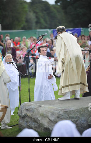 L'attore Matthew Rhys è accettato come membro del Gorsedd dei Bardi alla cerimonia nazionale Eisteddfod, Galles. Foto Stock