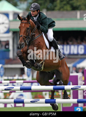 Denis Lynch, irlandese, corre Nabab's Son durante il concorso Aga Khan al Dublin Horse Show, RDS Complex, Dublino. Foto Stock