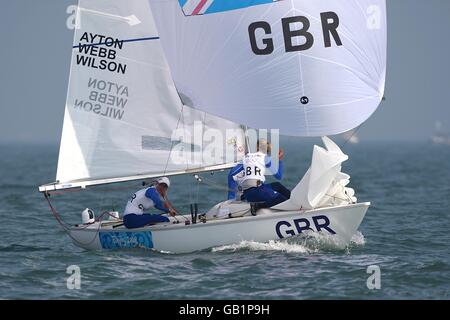 L'equipaggio britannico di Yngling, Sarah Ayton, Sarah Webb e Pippa Wilson si contendono a Qingdao durante le Olimpiadi di Pechino 2008 Foto Stock