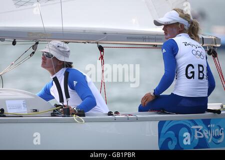 L'equipaggio britannico Yngling, Sarah Ayton, Sarah Webb e Pippa Wilson pianificano durante la prima giornata di corse a Qingdao durante i Giochi Olimpici di Pechino in Cina. Foto Stock