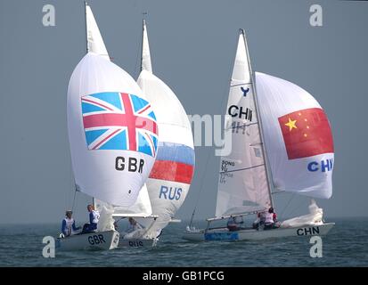 L'equipaggio britannico di Yngling, Sarah Ayton, Sarah Webb e Pippa Wilson si contendono a Qingdao durante le Olimpiadi di Pechino 2008 Foto Stock