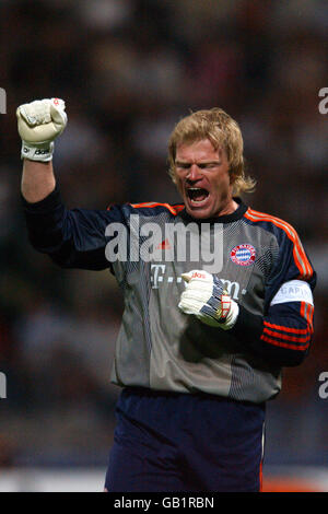 Calcio - Liga-Pokal Cup - Bayern Monaco / SV Amburgo. Oliver Kahn, il Bayern Munich, celebra la penalità dell'ultimo minuto della sua squadra per legare la partita prima di passare a una punizione sparare Foto Stock