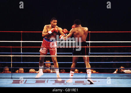 Azione dal bout tra Tim Witherspoon e Frank Bruno. Withersoon ha poi sconfitto Bruno nell'undicesimo round per mantenere la sua cintura di WBA al Wembley Stadium. Foto Stock