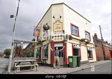 Il proprietario del pub Peter Gower-Crane si trova fuori del suo pub il Victoria a St Werburghs, Bristol, che ha causato polemiche scambiando un segno della regina Vittoria per uno che mostra Victoria Beckham stordito di nuovo i regolari oggi dopo aver messo 'Chav Queen' Vicky Pollard sopra la porta. Foto Stock