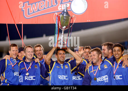 Cricket - Twenty20 Cup - finale - Surrey / Warwickshire. Il capitano del Surrey Adam Hollioake festeggia mentre solleva la Twenty20 Cup Foto Stock