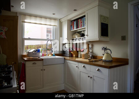 Victorian angolo cottura con finestra in real casa famiglia bollitore Focaccia pane scheda crema dissipatore di armadi piano colazione toast Foto Stock