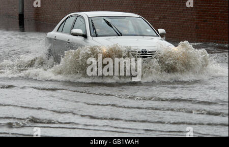 Gravi inondazioni nell'Irlanda del Nord. Un automobilista è catturato nelle gravi inondazioni nella zona Westlink di Belfast, Irlanda del Nord. Foto Stock