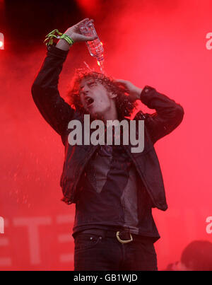 Matt Bowman dei Pigeon Detectives si esibisce al V Festival di Hylands Park, Chelmsford, Essex. Foto Stock