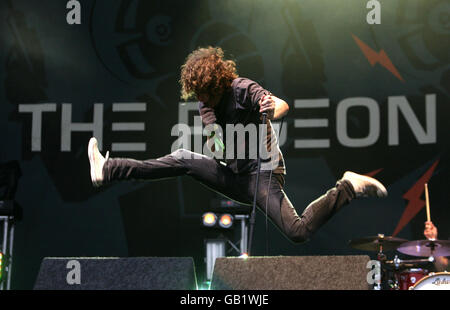 Matt Bowman dei Pigeon Detectives si esibisce al V Festival di Hylands Park, Chelmsford, Essex. Foto Stock