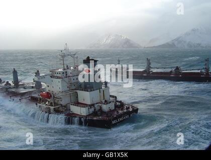 La M/V Selendang Ayu passere sui banchi di roccia sul lato ovest dell isola Unalaska Novembre 28, 2004 in isole Aleutian, Alaska. La nave si è spezzata in due con il rilascio di più di 337 000 galloni di petrolio carico di carburante di IFO-380 e diesel marino. Foto Stock