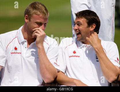 Andrew Flintoff e Steve Harmison, in Inghilterra, si mettono in posa per una foto di squadra prima di una sessione di prove di rete a Edgbaston, Birmingham. Foto Stock