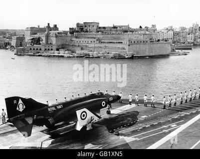 Forze Armate britanniche - La Royal Navy - Portaerei - HMS Ark Royal - Malta - 1971 Foto Stock